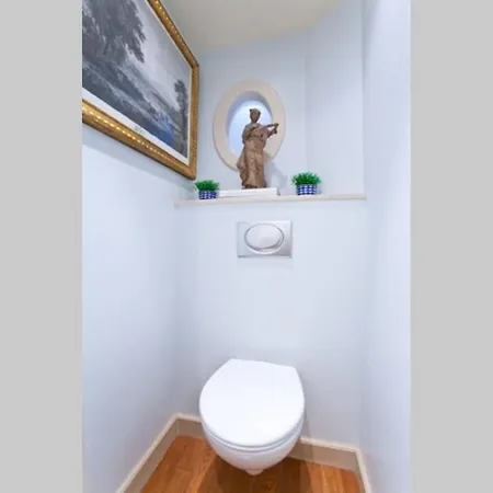 Luxury, Calm And Elegance In The Heart Of Champs-elysees With A Bottle Of Champagne Upon Your Arrival !!! *