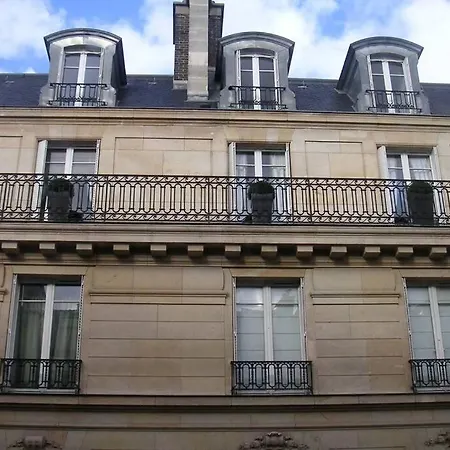 Luxury, Calm And Elegance In The Heart Of Champs-elysees With A Bottle Of Champagne Upon Your Arrival !!! Appartement