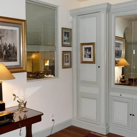 Luxury, Calm And Elegance In The Heart Of Champs-elysees With A Bottle Of Champagne Upon Your Arrival !!! Parijs