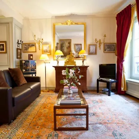 Luxury, Calm And Elegance In The Heart Of Champs-elysees With A Bottle Of Champagne Upon Your Arrival !!! דירה