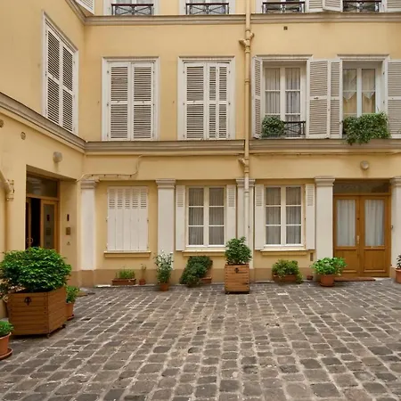 Luxury, Calm And Elegance In The Heart Of Champs-elysees With A Bottle Of Champagne Upon Your Arrival !!! *