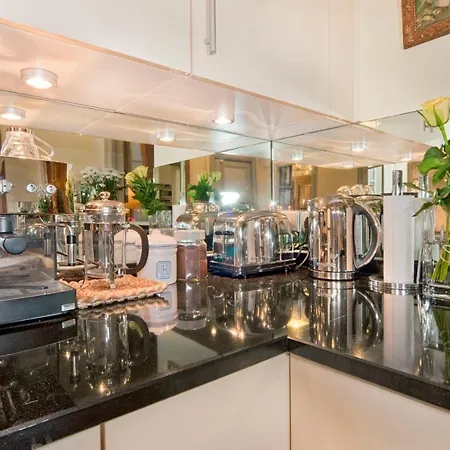 Appartement Luxury, Calm And Elegance In The Heart Of Champs-elysees With A Bottle Of Champagne Upon Your Arrival !!!