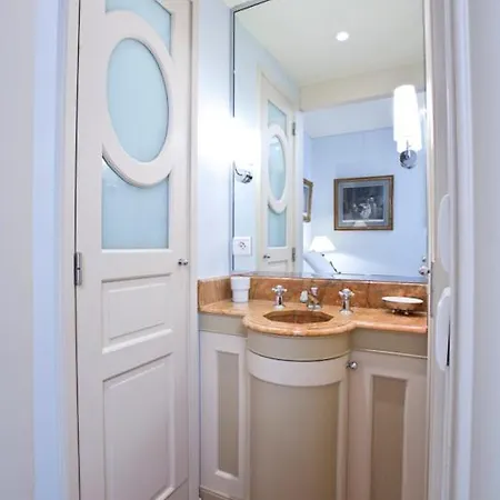 Luxury, Calm And Elegance In The Heart Of Champs-elysees With A Bottle Of Champagne Upon Your Arrival !!! Appartement *