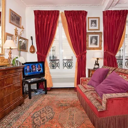 Appartement Luxury, Calm And Elegance In The Heart Of Champs-elysees With A Bottle Of Champagne Upon Your Arrival !!!