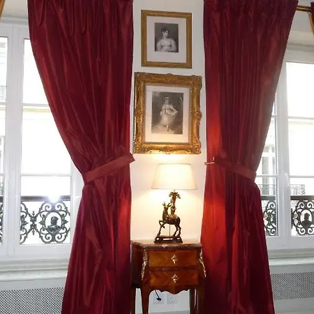 Luxury, Calm And Elegance In The Heart Of Champs-elysees With A Bottle Of Champagne Upon Your Arrival !!!