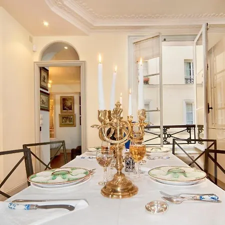 Luxury, Calm And Elegance In The Heart Of Champs-elysees With A Bottle Of Champagne Upon Your Arrival !!!