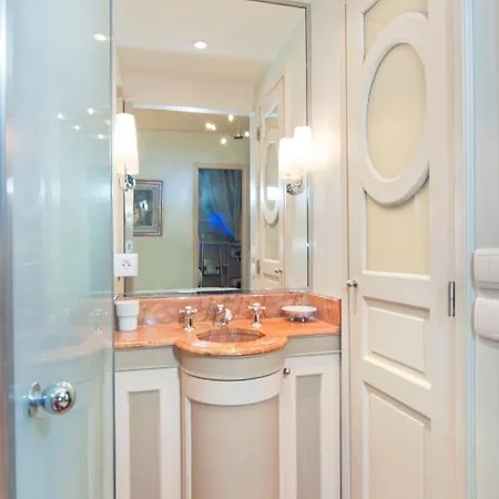 Luxury, Calm And Elegance In The Heart Of Champs-elysees With A Bottle Of Champagne Upon Your Arrival !!! * פריז