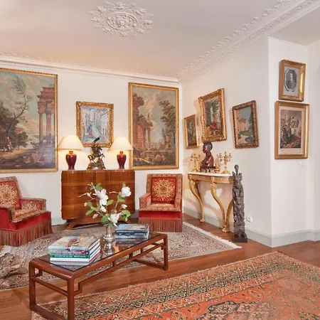 Appartement Luxury, Calm And Elegance In The Heart Of Champs-elysees With A Bottle Of Champagne Upon Your Arrival !!! Parijs
