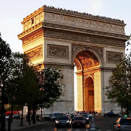 Luxury, Calm And Elegance In The Heart Of Champs-elysees With A Bottle Of Champagne Upon Your Arrival !!! Parijs